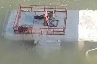 नहर में गिरी स्कूल गाड़ी, सवार थे 18 बच्चे...