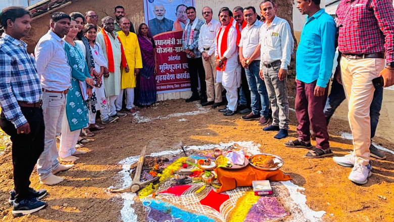 फूलमत बाई के आवास निर्माण के लिए किया गया भूमि पूजन एवं हेमसिंह ठाकुर को कराया गया गृह प्रवेश...