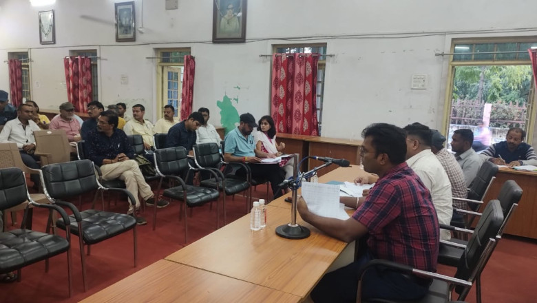 आयुक्त ने राजस्व वसूली की समीक्षा मे कम वसूली पर नराजगी व्यक्त कर संबंधित का वेतन काटने के दिये कडे निर्देश
