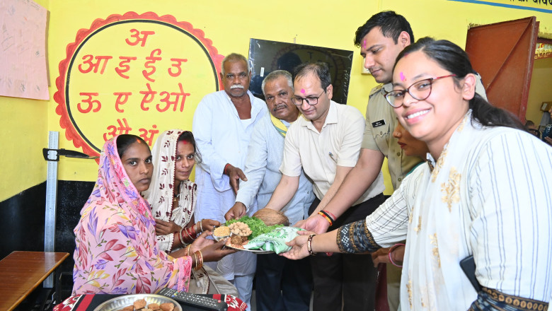 कलेक्टर एवं एसपी आंगनबाड़ी केन्द्र कलडबरी में पोट्ठ लईका पहल के तहत अयोजित पालक चौपाल में हुए शामिल