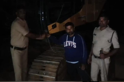 रेत माफिया पर कसा शिकंजा, खनिज अमले ने टार्च की रोशनी से ढूंढ निकाले घाट में छिपाए दो चेन माउंटेन…