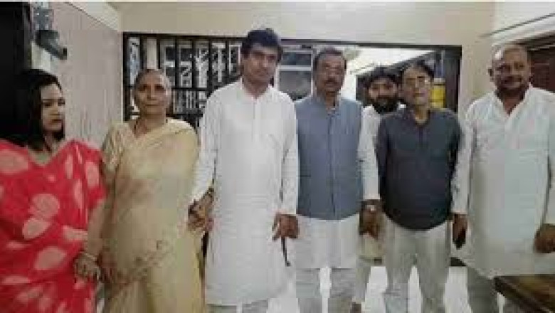 युकां के राष्ट्रीय अध्यक्ष उदय भानु जेल में बंद विधायक देवेंद्र यादव के परिवार से मिले, कहा – द्वेषपूर्ण कार्रवाई कर रही भाजपा सरकार...
