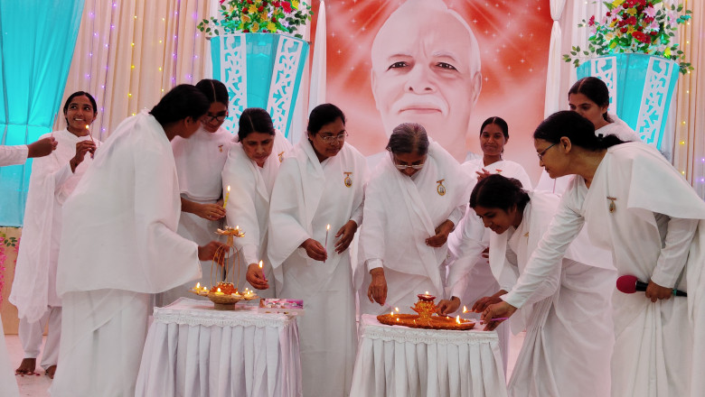 व्यर्थ ,निगेटिव,निर्बल विचारों की सफाई कर दिव्य गुणों का आह्वान कर महालक्ष्मी समान धन,धान्य, शुभकामनाओं रूपी अखुट खजानों से सदा संपन्न बनना है...