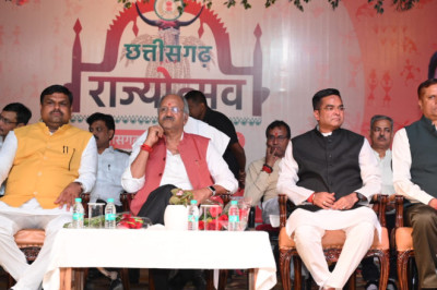 सांसद बृजमोहन अग्रवाल ने जिला स्तरीय राज्योत्सव का दीप प्रज्जवलन कर  किया शुभारंभ