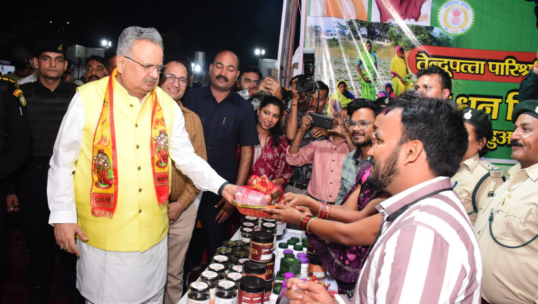 विधानसभा अध्यक्ष डॉ. रमन सिंह ने शासन की लोक कल्याणकारी योजनाओं पर आधारित विभागीय स्टॉल एवं प्रदर्शनी का किया अवलोकन