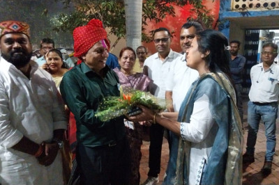 दायित्व का निष्ठा पूर्वक निर्वहन करने वाले अधिकारी को महापौर ने अपने वाहन से पहुंचाया निवास  - बाजे गाजे के साथ दी बिदाई...