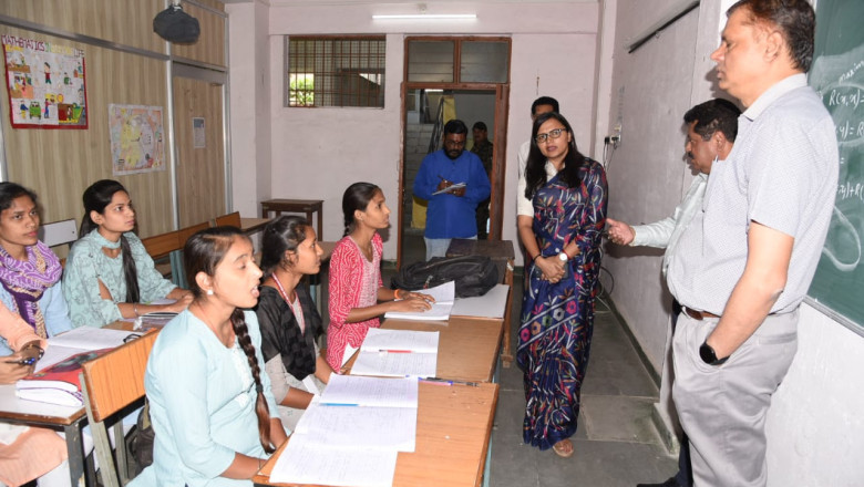 कलेक्टर सुश्री चौधरी ने छात्राओं को अध्ययन के लिए किया प्रेरित...