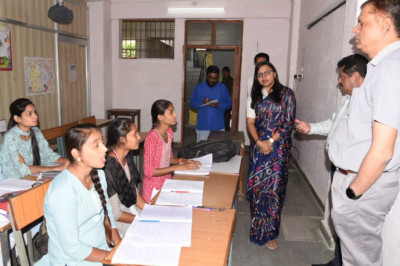 कलेक्टर सुश्री चौधरी ने छात्राओं को अध्ययन के लिए किया प्रेरित...