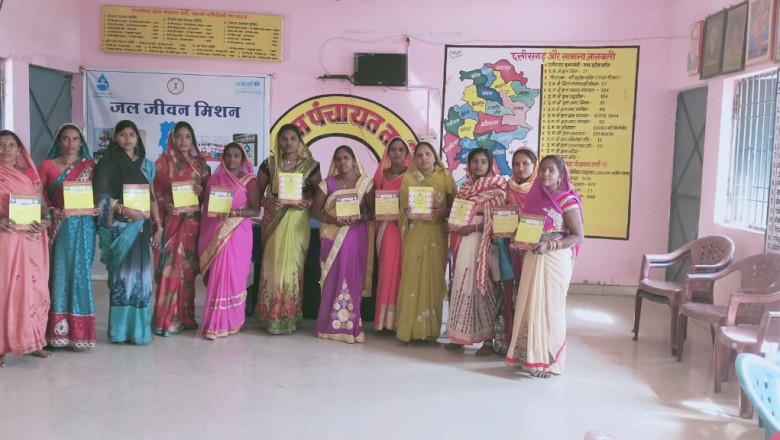 मनरेगा श्रमिकों ने मनाया रोजगार दिवस मनरेगा श्रमिकों को निर्माण कार्य की मांग, मजदूरों के आधार सिडिंग, कार्य व शिकायत संबंधित दी गई जानकारी