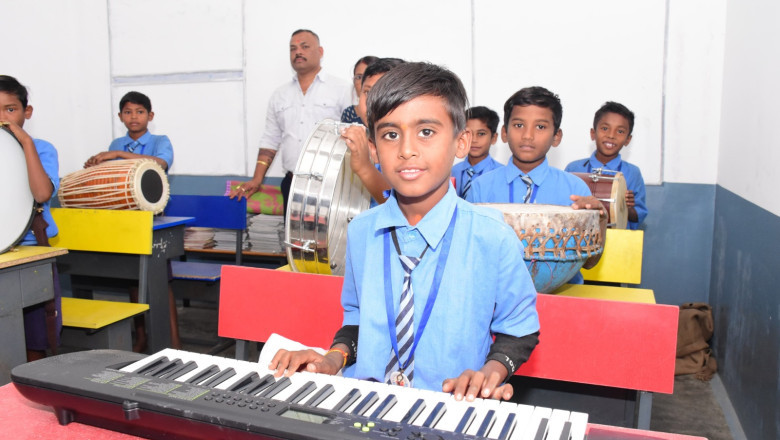 जिले के पीएमश्री शासकीय प्राथमिक शाला डुन्डेरा में बच्चों के भविष्य को गढऩे एवं तराशने का शिद्दत से किया जा रहा कार्य