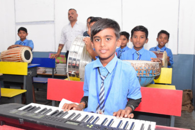 जिले के पीएमश्री शासकीय प्राथमिक शाला डुन्डेरा में बच्चों के भविष्य को गढऩे एवं तराशने का शिद्दत से किया जा रहा कार्य