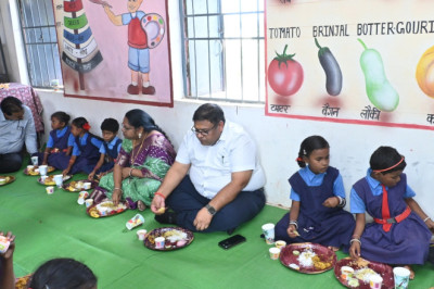 कलेक्टर - सीईओ ने अपने जन्मदिन पर बच्चों को बांटी खुशियाँ स्कूली बच्चों को न्यौता भोज देकर अपने हाथों से परोसा भोजन