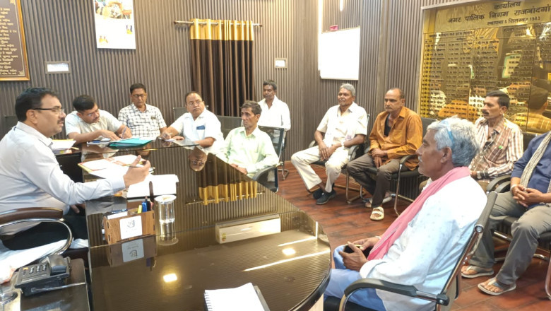 निगम आयुक्त ने ली गोकुल नगर के मवेशी मालिकों की बैठक  गोकुल नगर में आबंटित भूमि में मवेशी बांधकर रखने की अपील
