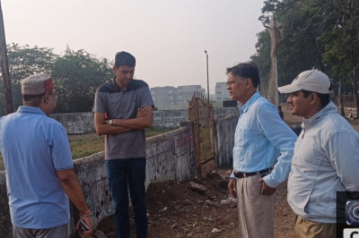 कमिश्नर ने अधिकारियों के संग गोकुल नगर गौठान का आकस्मिक निरीक्षण कर लिया जायजा: