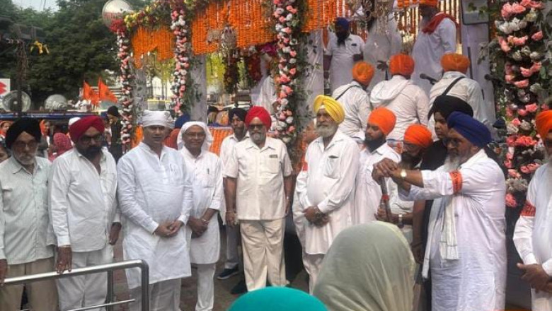 गुरुनानक देव की 555 वीं जयंती पर भव्य नगर कीर्तन का आयोजन, बड़ी संख्या में शामिल हुए लोग : महापौर धीरज बाकलीवाल ने पंज प्यारों का अभिनंदन किया...