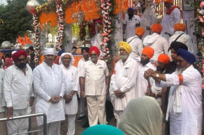 गुरुनानक देव की 555 वीं जयंती पर भव्य नगर कीर्तन का आयोजन, बड़ी संख्या में शामिल हुए लोग : महापौर धीरज बाकलीवाल ने पंज प्यारों का अभिनंदन किया...
