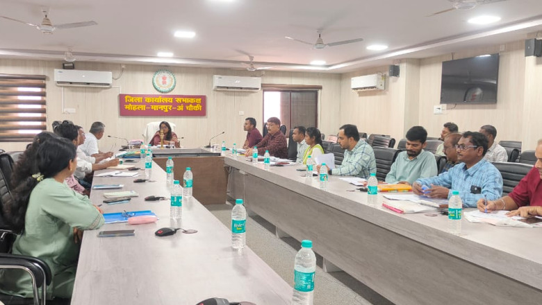 कलेक्टर तुलिका प्रजापति ने विकास कार्यों की प्रगति की समीक्षा की...