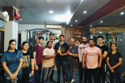मनोज राजपूत ने नेशनल मैन फिजिक्स में जीता रजक पदक (माँ स्टार फिटनेश जिम)