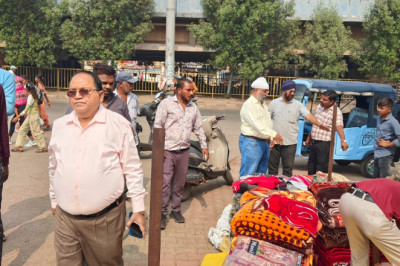 जी.ई.रोड जिला न्यायालय के पास लगे ठेला खोमचा व ममता नगर मार्ग से अतिक्रमण हटाने दी समझाईस...