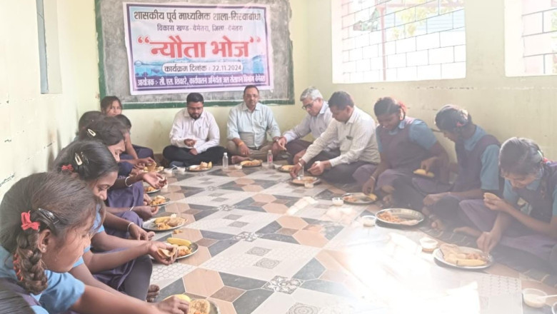 कलेक्टर शर्मा की पहल से लगातार स्कूलों मे बच्चों संग न्योता भोज का किया जा रहा आयोजन