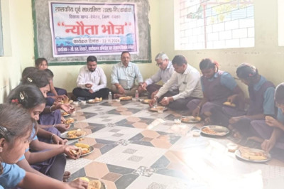 कलेक्टर शर्मा की पहल से लगातार स्कूलों मे बच्चों संग न्योता भोज का किया जा रहा आयोजन