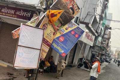 शहर के अंदर मुख्य मार्गो के विद्युत पोलो एवं अन्य जगह लगे लगभग 200 अवैध विज्ञापन बोर्ड निगम की टीम ने हटाई