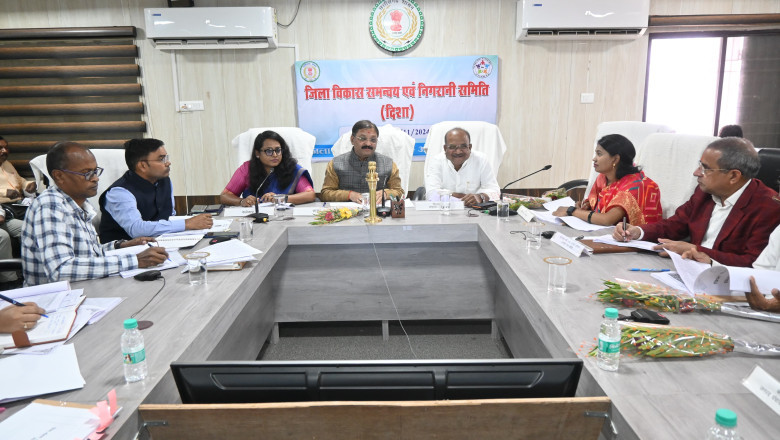 अधिकारीगण योजनाओं का बेहतर क्रियान्वयन करें, जिससे जिला एक नए स्वरूप को प्राप्त कर सके-सांसद संतोष पाण्डेय