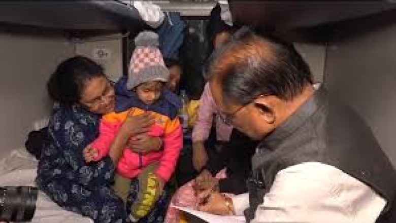 रायपुर से बिलासपुर के लिए ट्रेन से निकले सीएम साय, यात्रियों के साथ साझा किए अनुभव...