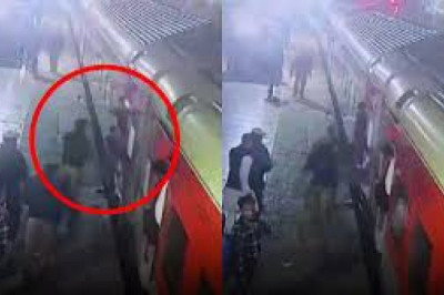 रेलवे स्टेशन पर चलती ट्रेन से गिरी महिला, पुलिसकर्मी ने ऐसे सेकंड्स में बचाई जान...