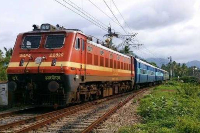 ट्रेन के बाथरूम में फंदे से लटकती मिली युवक की लाश, प्रेमिका पर प्रताड़ना का आरोप...