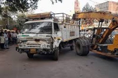 दुर्ग में अनियंत्रित होकर टकराई मेटाडोर,चार लोगों को मारी टक्कर...