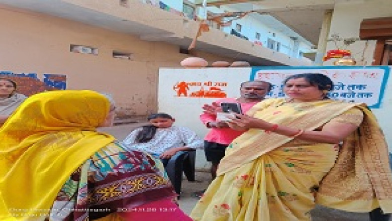 घर-घर पहुंच हितग्राहियों का आयुष्मान कार्ड बना रहे कर्मचारी: