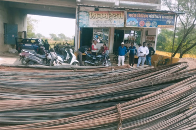 मोहारा रोड में दुकान का समान बाहर रखने तथा  बिल्डींग मटेरियल रखने वाले 9 लोागों पर कार्यवाही, निगम का अतिक्रमण तोडू दस्ता ने वसूले 11 हजार रूपये जुर्माना