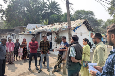गौरव पथ स्थित शासकीय नर्सिंग हास्टल के पीछे जोगी नगर झुग्गी बस्ती में अवैध रूप से निवासरत परिवारों को स्वयं के आवास का सपना सकार करने निगम की टीम ने दी  समझाईस...