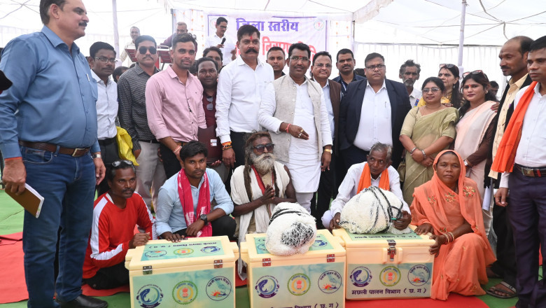 शिविर मे हितग्राहियों को किया गया सामग्री वितरण...
