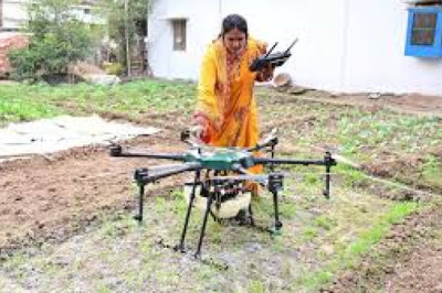 ड्रोन दीदी ने कमा लिया 300 रुपए दस मिनट में...