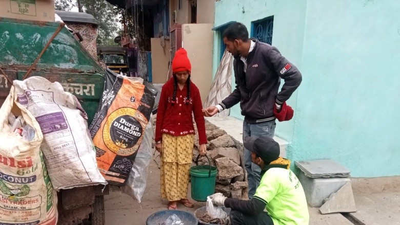 गीला कचरा सूखा कचरा एक में देने वालों पर देने वालों से रूपये 600 अर्थ दंड वसूला गया।