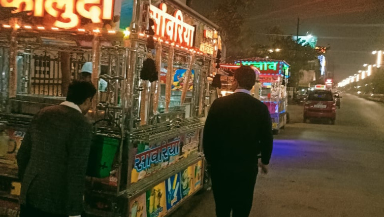 आयुक्त विश्वकर्मा निकले रात्रि में सफाई देखने बाजार क्षेत्र में समुचित सफाई के दिये निर्देश