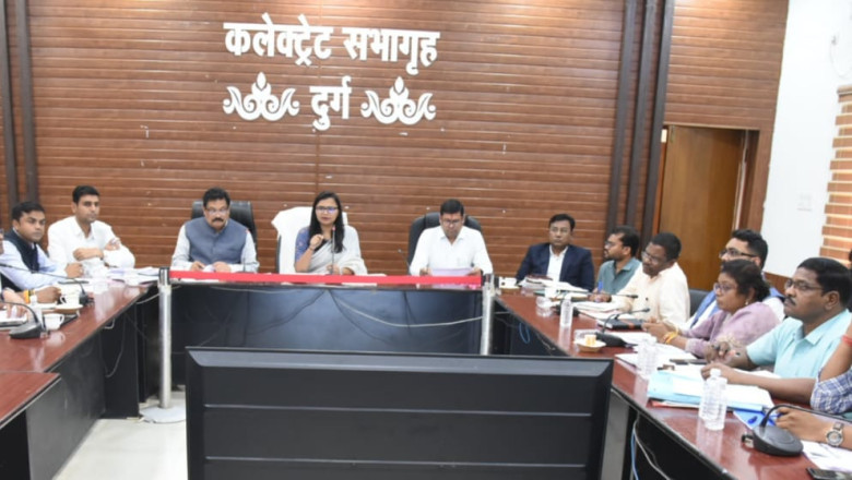 कलेक्टर ने की समय-सीमा लंबित प्रकरणों की समीक्षा...
