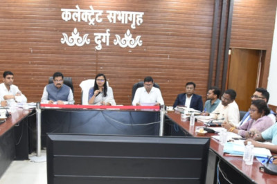 कलेक्टर ने की समय-सीमा लंबित प्रकरणों की समीक्षा...
