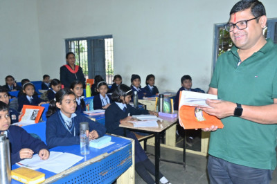 स्वामी आत्मानंद अंग्रेजी माध्यम स्कूल का औचक निरीक्षण करने पहुंचे, विद्यार्थियों को क्लास में पढ़ाये भी आयुक्त।