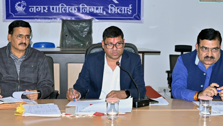 समीक्षा बैठक के दौरान निर्माण कार्यो में लेट लपेती-आयुक्त हुए सख्त...