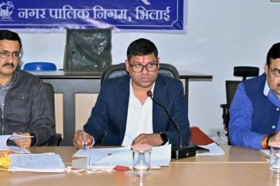 समीक्षा बैठक के दौरान निर्माण कार्यो में लेट लपेती-आयुक्त हुए सख्त...