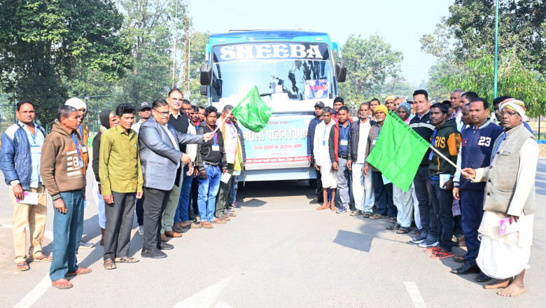 कलेक्टर ने बस को हरी झण्डी दिखाकर किया रवाना...