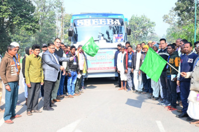 कलेक्टर ने बस को हरी झण्डी दिखाकर किया रवाना...