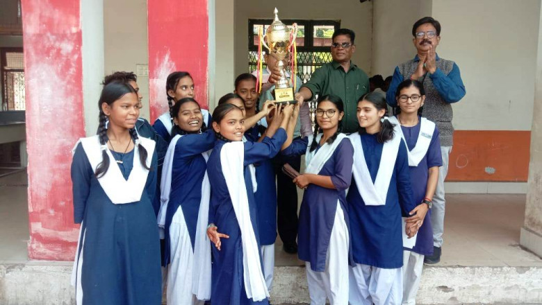 स्टेट स्कूल की गल्र्स ने रॉयल कीड्स कॉन्बेन्ट द्वारा आयोजित फूटबॉल टूर्नामेंट में फाइनल मैंच जीता...