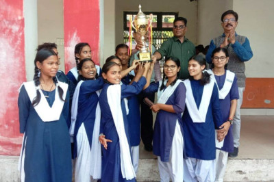 स्टेट स्कूल की गल्र्स ने रॉयल कीड्स कॉन्बेन्ट द्वारा आयोजित फूटबॉल टूर्नामेंट में फाइनल मैंच जीता...