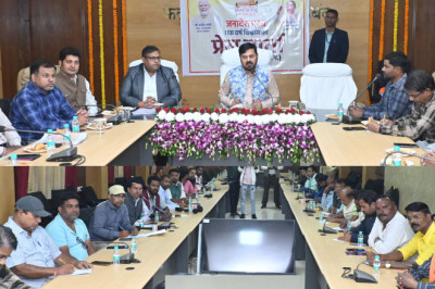 धरसीवा विधायक अनुज शर्मा ने मुख्यमंत्री विष्णुदेव साय के नेतृत्व में सुशासन के एक वर्ष की पूरा होने पर ली प्रेस वार्ता और उपलब्धियां को किया साझा...