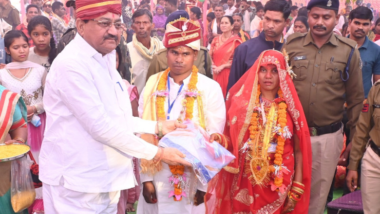 मुख्यमंत्री कन्या विवाह योजना के तहत 124 जोड़े बंधे विवाह के बंधन में प्रभारी मंत्री दयालदास बघेल ने दिया आशीर्वाद...