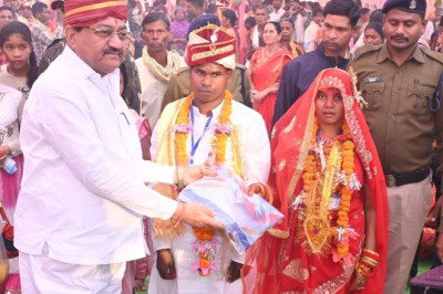 मुख्यमंत्री कन्या विवाह योजना के तहत 124 जोड़े बंधे विवाह के बंधन में प्रभारी मंत्री दयालदास बघेल ने दिया आशीर्वाद...